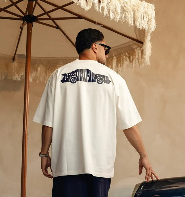 Oversized off-white t-shirt met rugprint, gedragen